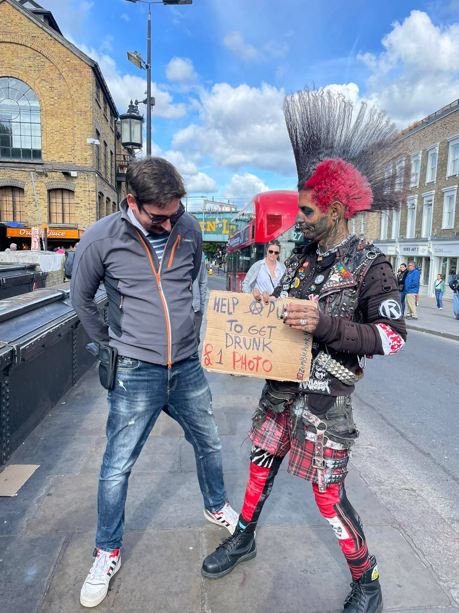 Zombie Punk iz Londona: 'Neke nije briga što je kraljica umrla'