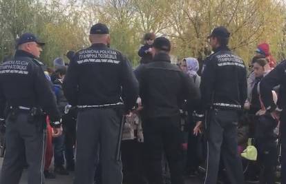 Djeca migranata kod graničnog prijelaza Izačić viču:  'Hrvatska'