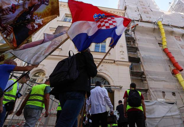 Zagreb: Molitelji na glavnom gradskom trgu