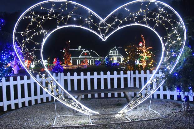 Grabovnica: Započela božićna čarolija svjetla obitelji Salaj