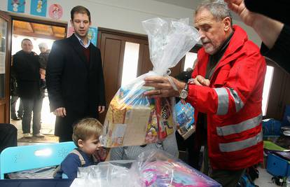 Kao Djed Mraz: Milan Bandić je u Gunji podijelio poklone djeci