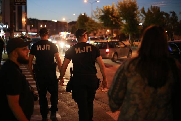 Novi Pazar: Građani i studenti održali su 17 minuta tišine ispred Gradske uprave, nakon toga su nastavili blokirati magistralni put