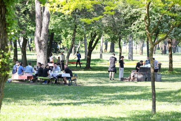 Zagreb: Građani i na Bundeku uz roštilj slave praznik rada 