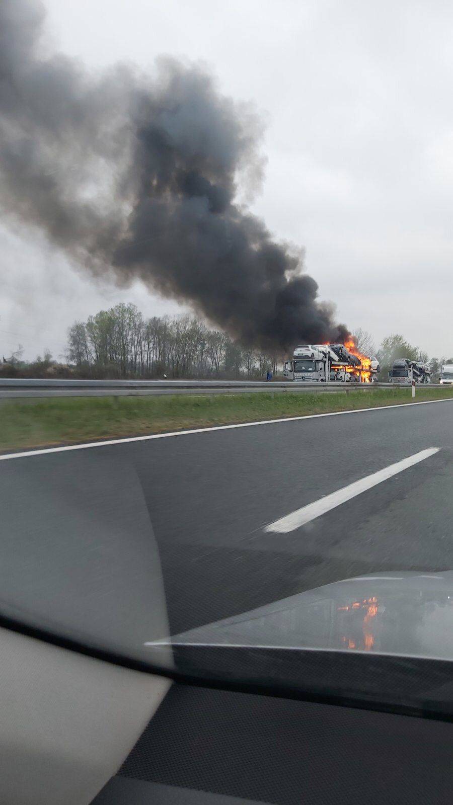 VIDEO Buktinja kod Kutine: Na A3 gorjeli terenci na kamionu