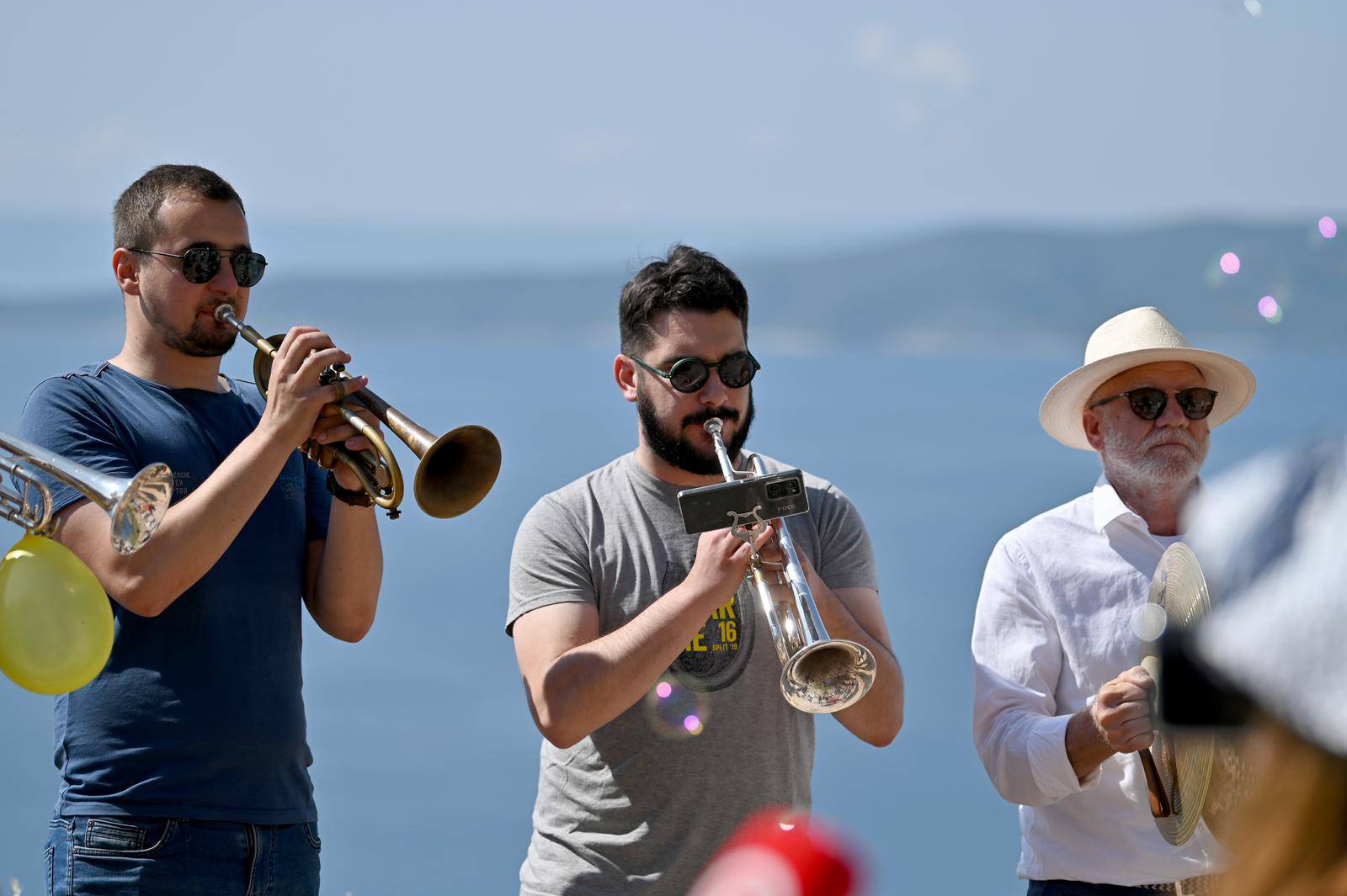 Uvala Vruja: Mještani okupljeni na Festivalu bespravne gradnje proslavili početak rušenja