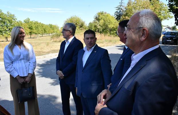 Slavonski Brod: Ministar Butkovi&ZeroWidthSpace;&cacute; na &ZeroWidthSpace;po&ccaron;etku radova izgradnje &ZeroWidthSpace;&ZeroWidthSpace;spojne ceste prema holdingu &ZeroWidthSpace;&Dstrok;ur&ZeroWidthSpace;o &ZeroWidthSpace;&Dstrok;&ZeroWidthSpace;akovi&cacute;