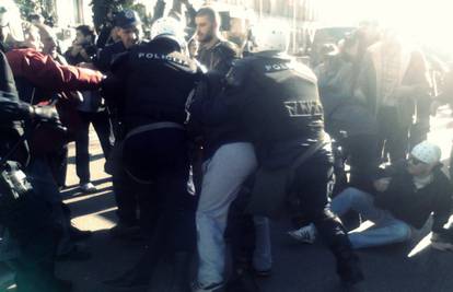 U Podgorici ozlijeđeno 10-ak prosvjednika i dva policajca 