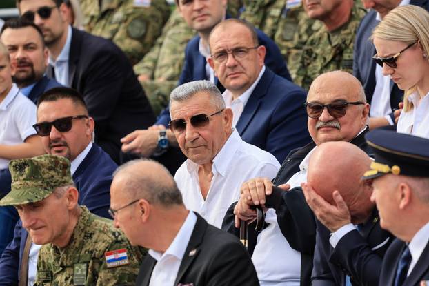 Zagreb: Dan državnosti obilježen pokaznim vježbama Hrvatske vojske i policije te prigodnim letačkim programom na kojem je sudjelovao Predsjednik Vlade Andrej Plenković i članovi Vlade