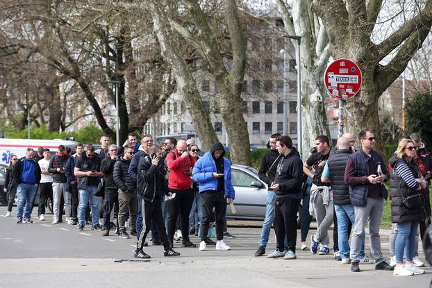 Zagreb: Navijači u dugačkom redu čekaju ulaznice za utakmicu Dinamo - Hajduk