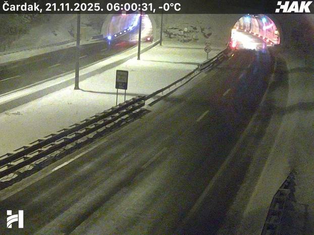 FOTO Snijeg i bura stvaraju kaos prema Rijeci, nema pravca za kamione. Ovako izgledaju ceste