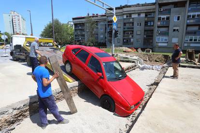 FOTO Autom uletio na gradilište u Karlovcu pa upao u jarak