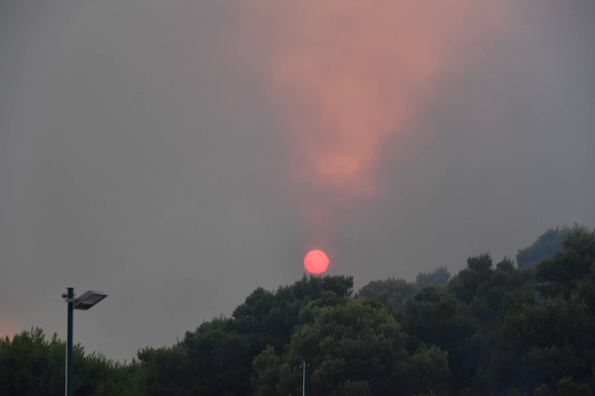 U blizini Trogira izbio požar, u gašenju pomažu i tri protupožarna aviona