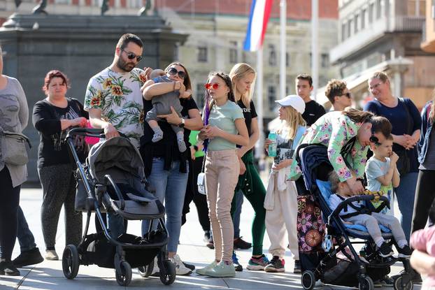Zagreb: Na glavnom Trgu održan prosvjed inicijative "ZA djecu" - pravo na dječji doplatak