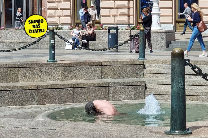 Muškarac se kupa u fontani