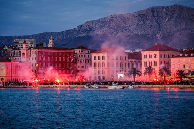 Split: Pogled na rivu i okupljene navijače u iščekivanju Vatrenih
