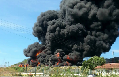 Buknuo veliki požar u rafineriji: Stanovnici bježali na sigurno