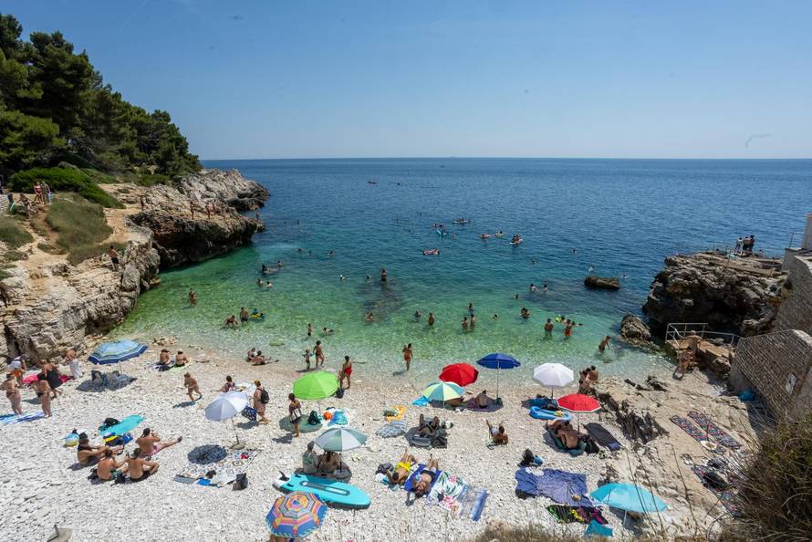 Pula: Havajska plaža na Verudeli raj je za kupače i ljubitelje skokova sa stijena
