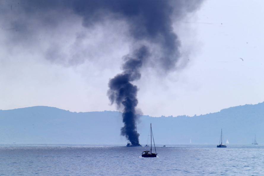 Split: PoÅ¾ar na brodu u BraÄkom kanalu