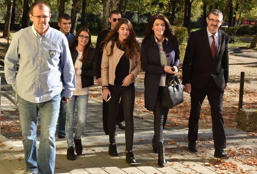 Tajne posrnule kraljice: Žena koja jede žvake i skriva muža