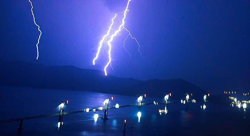 'Ovo sam slikao iz otvorenog gepeka, dok su munje parale nebo iznad Pelješkog mosta'