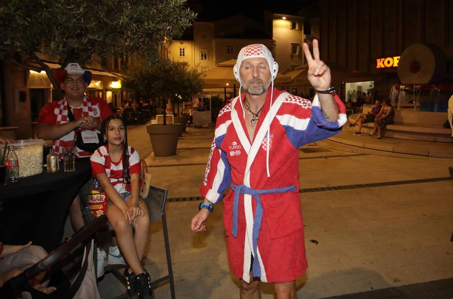 Rijeka: Navijači gledaju utakmicu Hrvatska-Engleska
