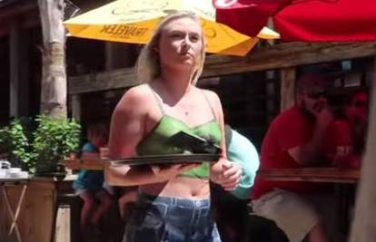 'Ova djevojka nema odjeću': Gola konobarica hit u kafiću