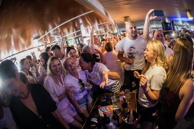 Split: Atmosfera na trajektu koji vozi na koncert Trag u beskraju