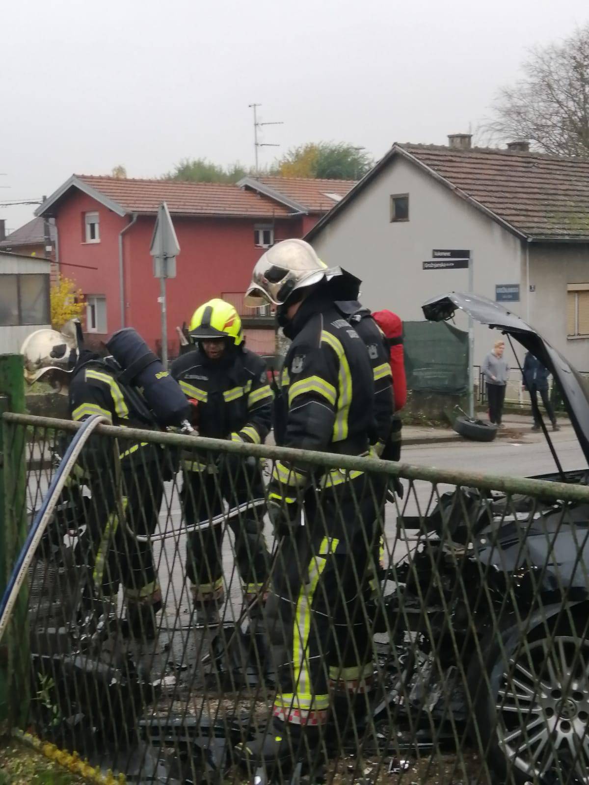 VIDEO Nesreća u Vukomercu: 'Sudarila se tri auta, vatrogasci pokušavaju razdvojiti vozila'