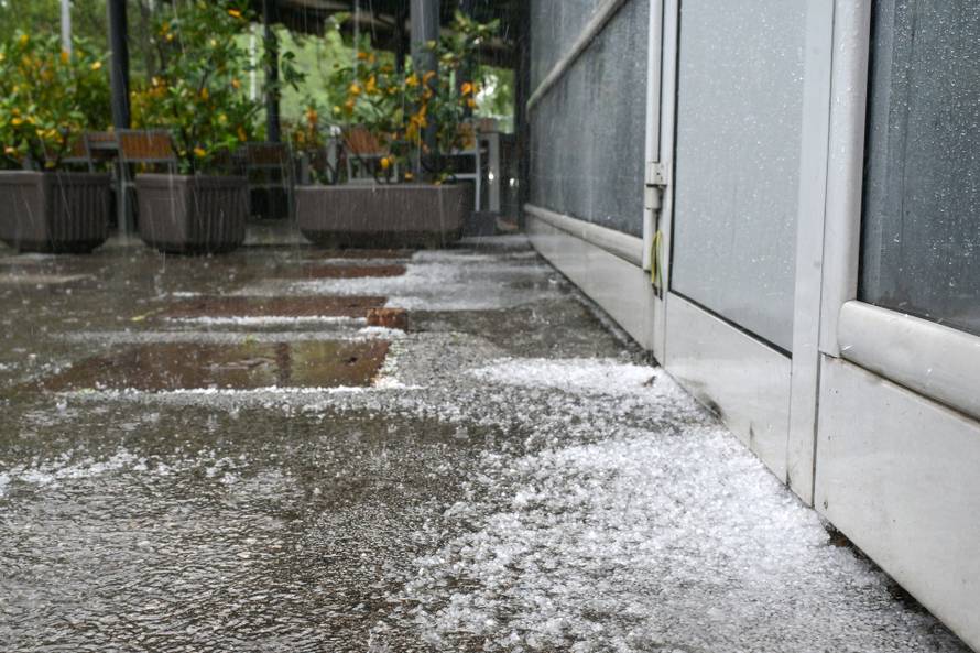 Vrijeme u Zagrebu donijelo obilnu kišu i tuču