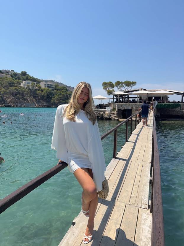 FOTO S 22 godine je postala seksi milijunašica, a godinama je skrivala mračnu tajnu