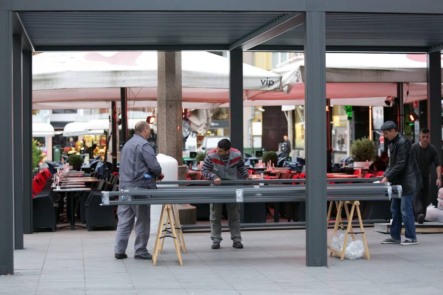 Pogledajte kako radnici od rane zore uklanjaju nadstrešnicu...