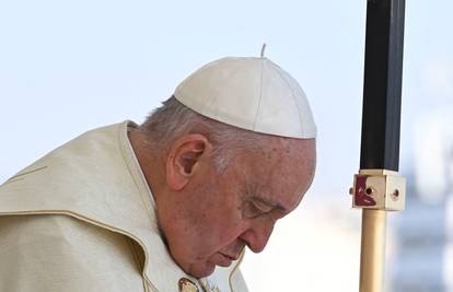 Papa Franjo više nema vrućicu, no i dalje ima upalu pluća