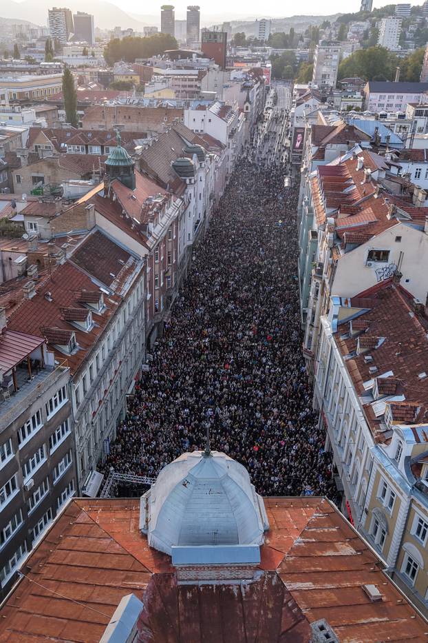 Sarajevo: Pogled iz zraka na okupljanje građana u čast Halidu Bešliću