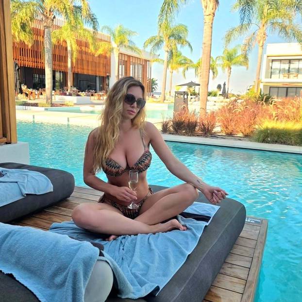 FOTO Lille odmara u Grčkoj: U šarenom bikiniju pokazala liniju
