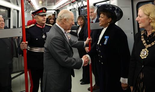 Nesvakida&scaron;nji putnik: Kralj Charles bio u podzemnoj &zcaron;eljeznici, dobio je dio tra&ccaron;nice