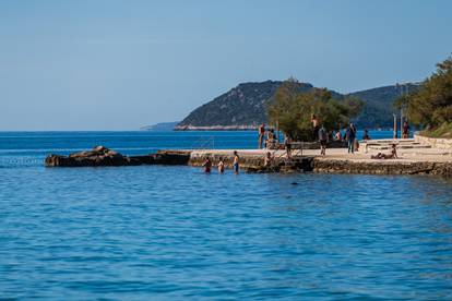 Fotogalerija s hrvatskih plaža: Diljem obale i dalje se kupaju