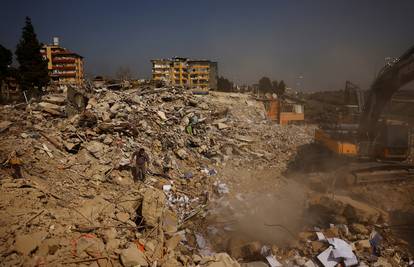 Iz ruševina zgrade u Turskoj, koja se srušila nakon niza potresa, spasili su više ljudi