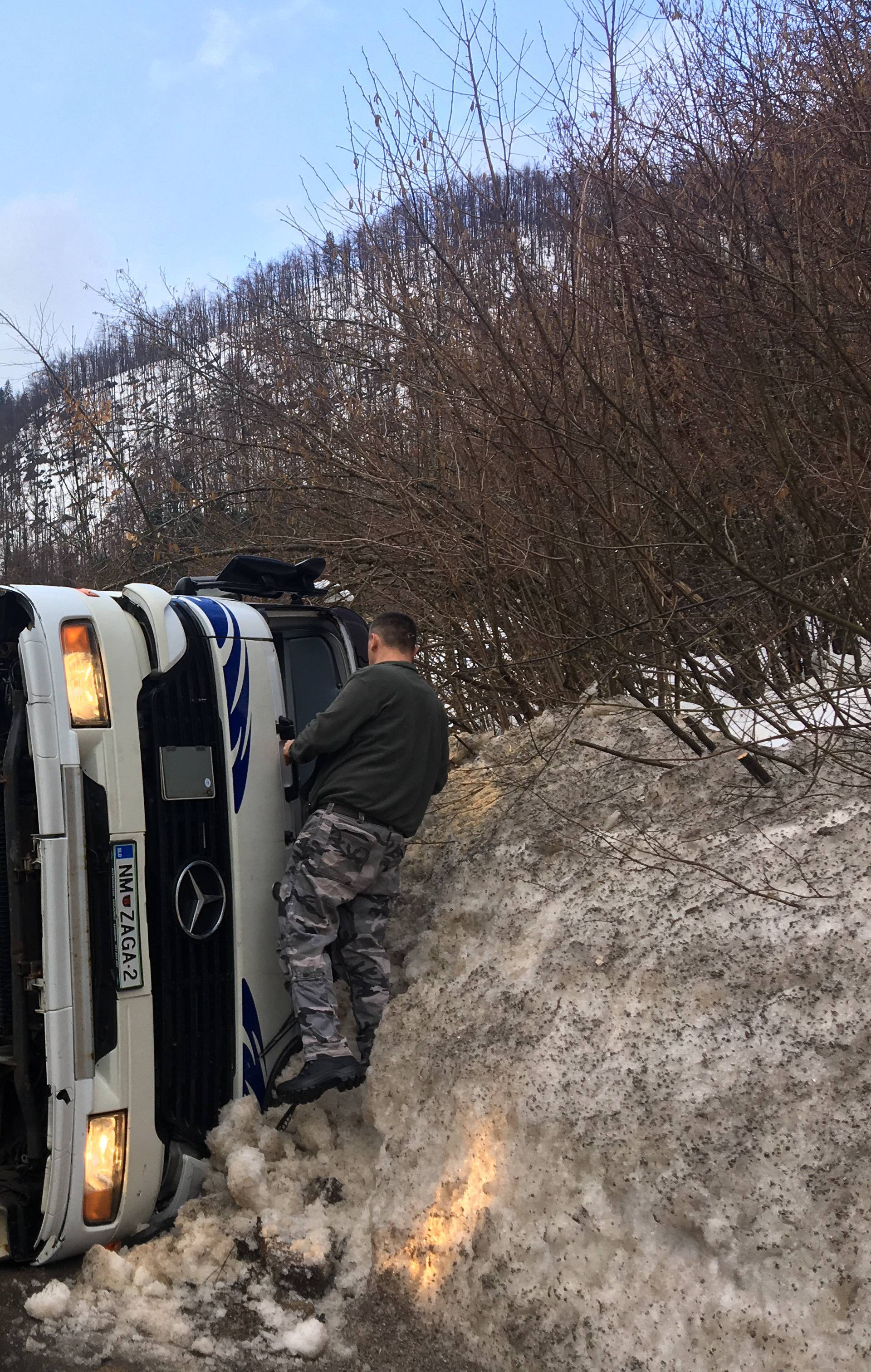 Kamion pun piljevine prevrnuo se na cesti u Gorskom kotaru