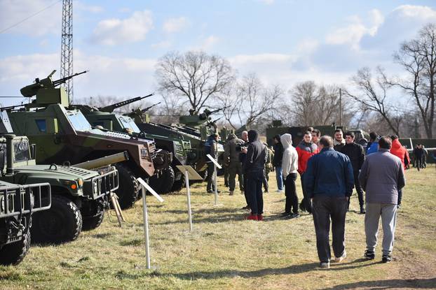 Aleksandar Vučić nazočio je prikazu naoružanja i vojne opreme Vojske Srbije u kompleksu Niške tvrđave