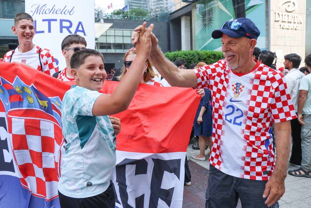 SP 2026 Toronto: Ispred Hotela Delta zajedničko fotografiranje odradili su hrvatski i portugalski navijači