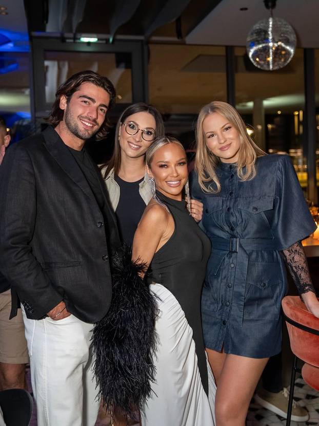 FOTO U zagrljaju s Majom! Šime Elez objavio fotke s proslave 27. rođendana: 'Neka party počne'