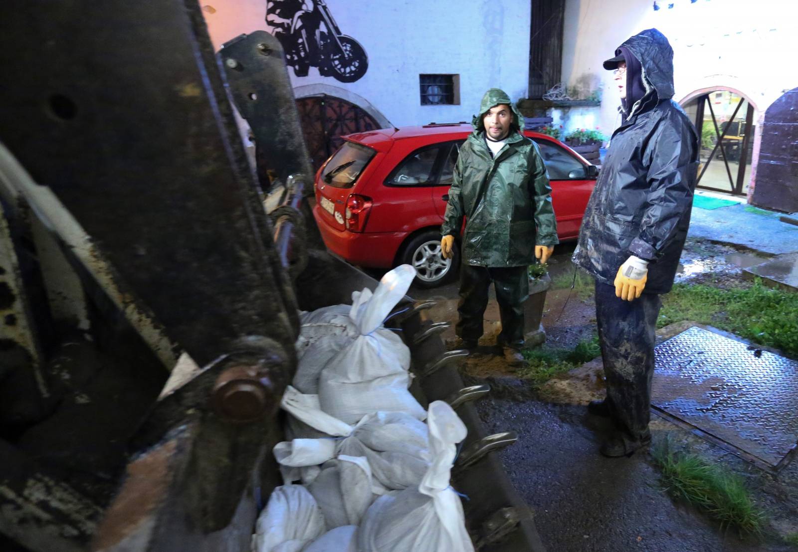 U noÄnim satima mjeÅ¡tani Kostajnice nastavljaju borbu s rijekom Unom