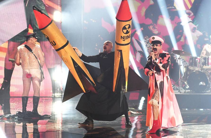 Let 3 na pozornici se pojavio u haljinama: U stražnjicama imali ruže, a u rukama držali rakete