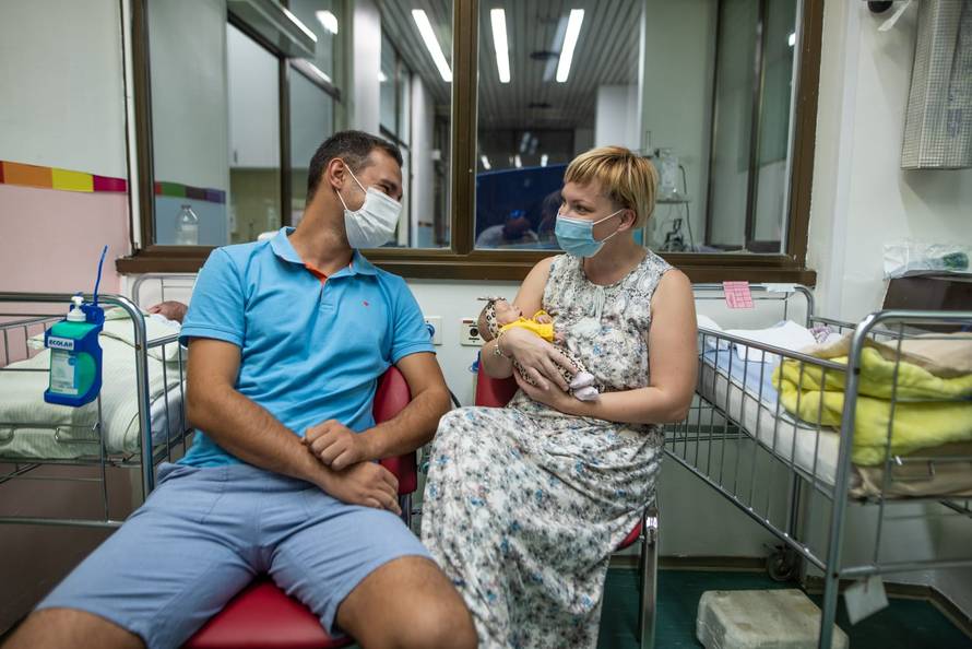 Beba u Osijeku rođena s tek 414 grama:  Prava je mala mrgudica