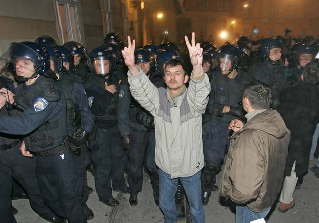 ARHIVA - Zagreb: Prosvjedi diljem zemlje zbog uhićenja Gotovine, razbijen i prozor na zgradi Vlade