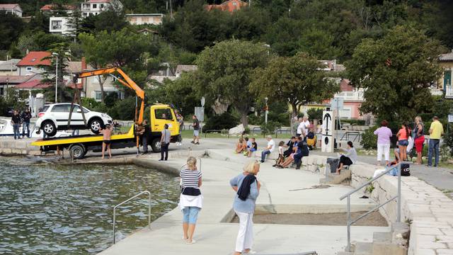 Pretjecao, sudario se s autom pa preletio preko glava kupača