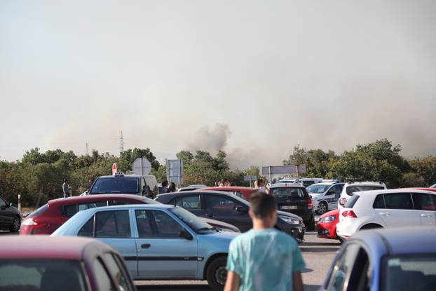 Policija je kod Zatona zbog požara zatvorila cestu za promet