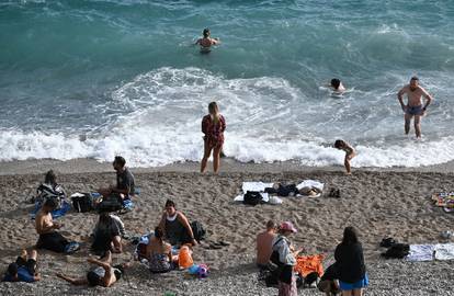 FOTO Ni jugo, a ni valovi njih ne brinu kad je u moru i vani 23°C. U Dubrovniku i Zadru je još ljeto