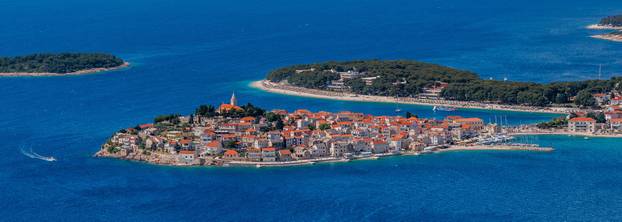 Pogled na panoramu Primoštena s vidikovca Gospe od Loreta