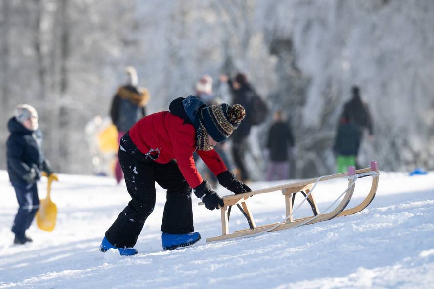 Zagreb: Građani uživaju u suncem okupanom Sljemenu 